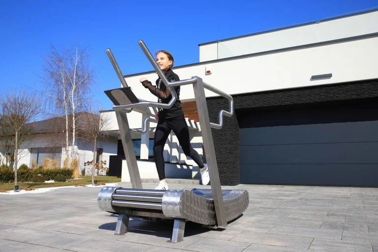 Person performing sprint training on iGreenMill treadmill