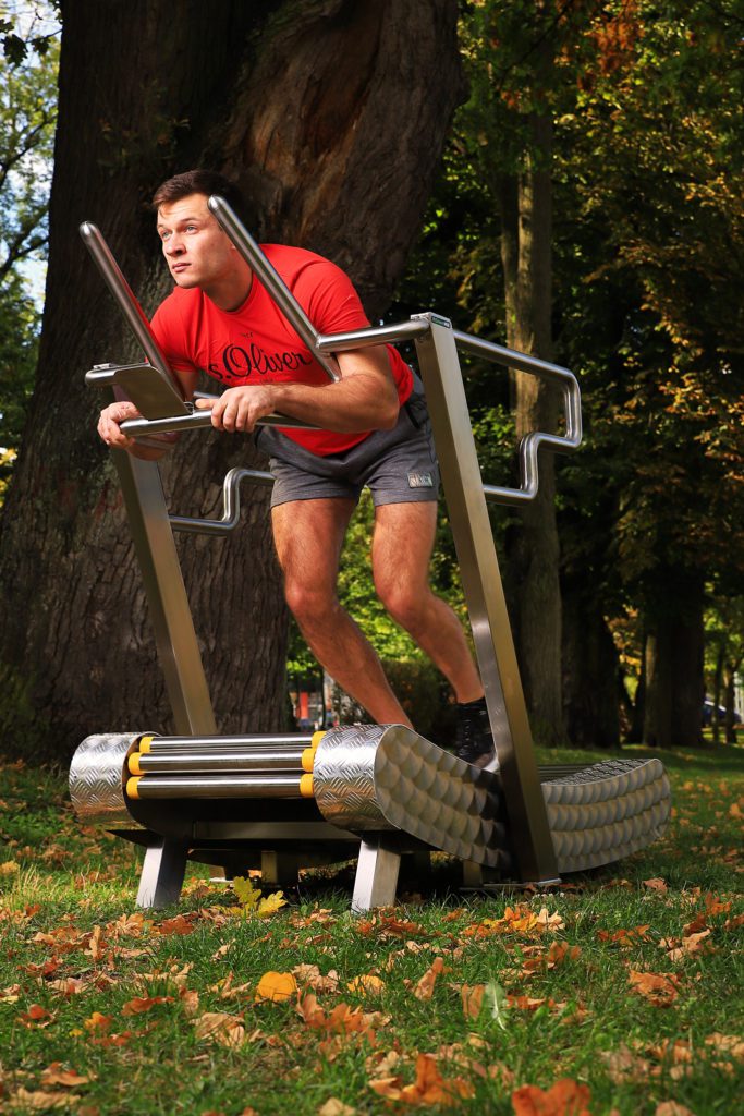 Leaning gait on an outdoor treadmill